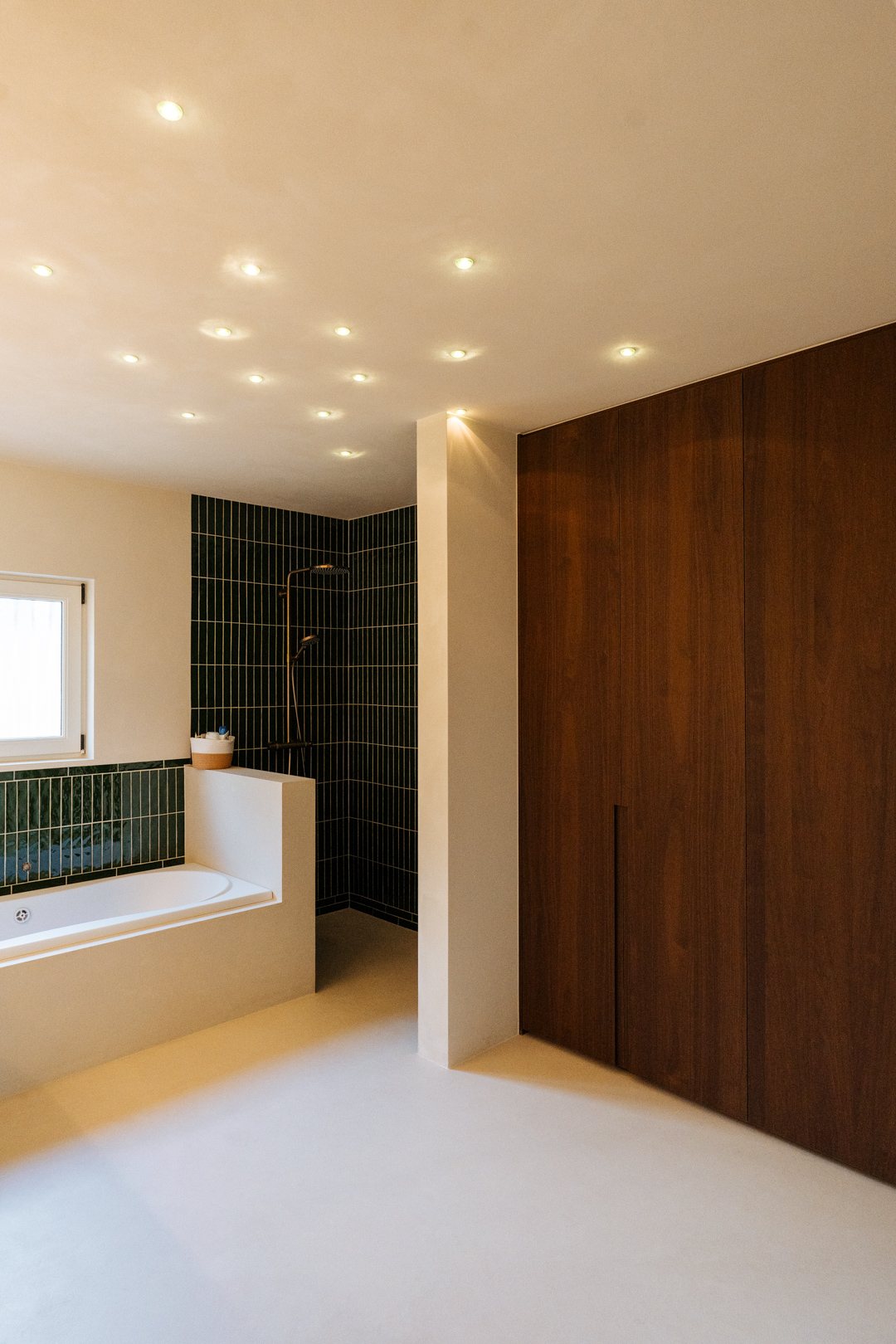 Badkamer met vloer en badomkasting in Micro-Quartz