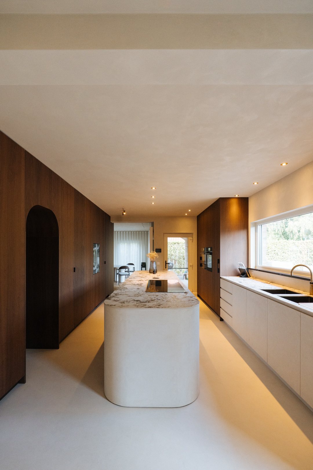 Keuken met eiland en kasten in Mono-Stone XL en naadloze Micro-Quartz vloer