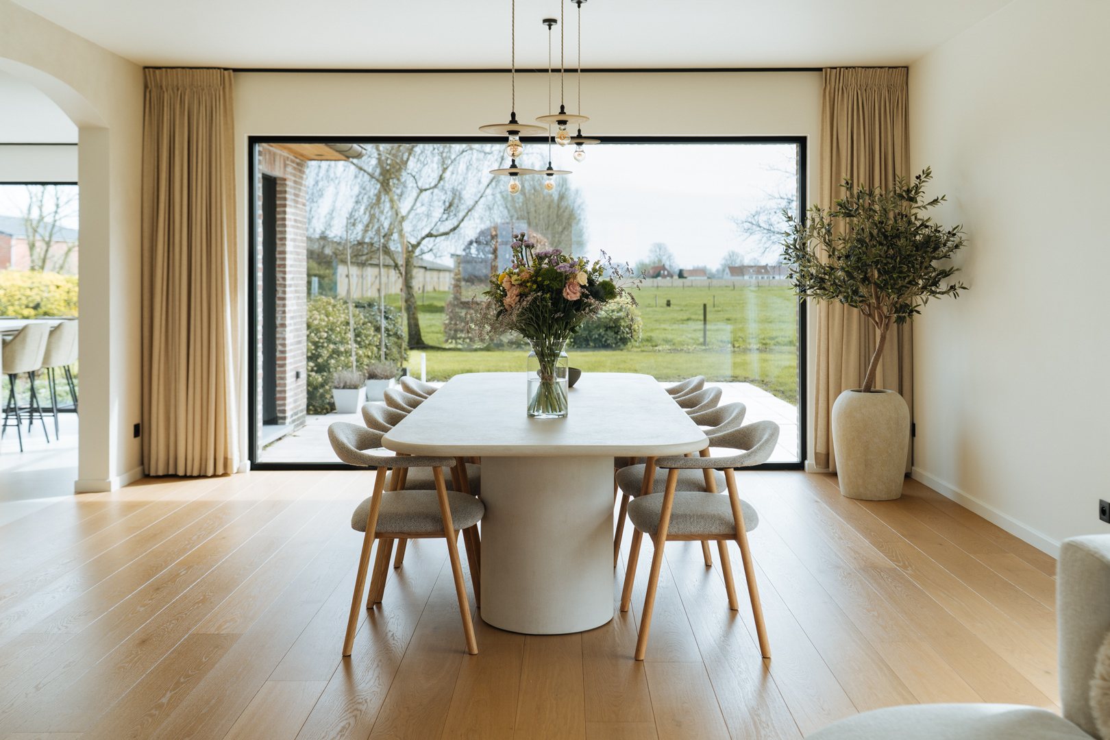 Eettafel in Forcrete voor een groot raam