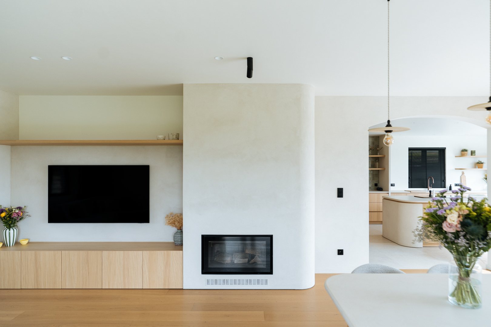 Leefruimte met haardwand in Mono-Stone L