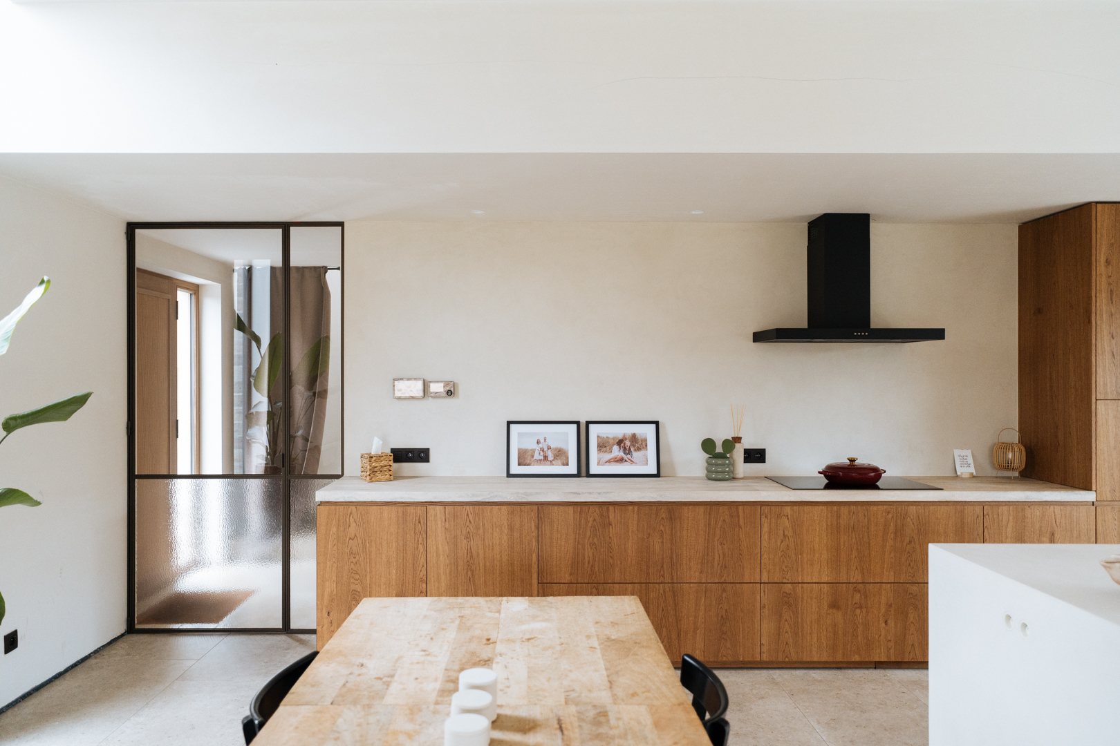Keuken met naadloze wand in Forcrete