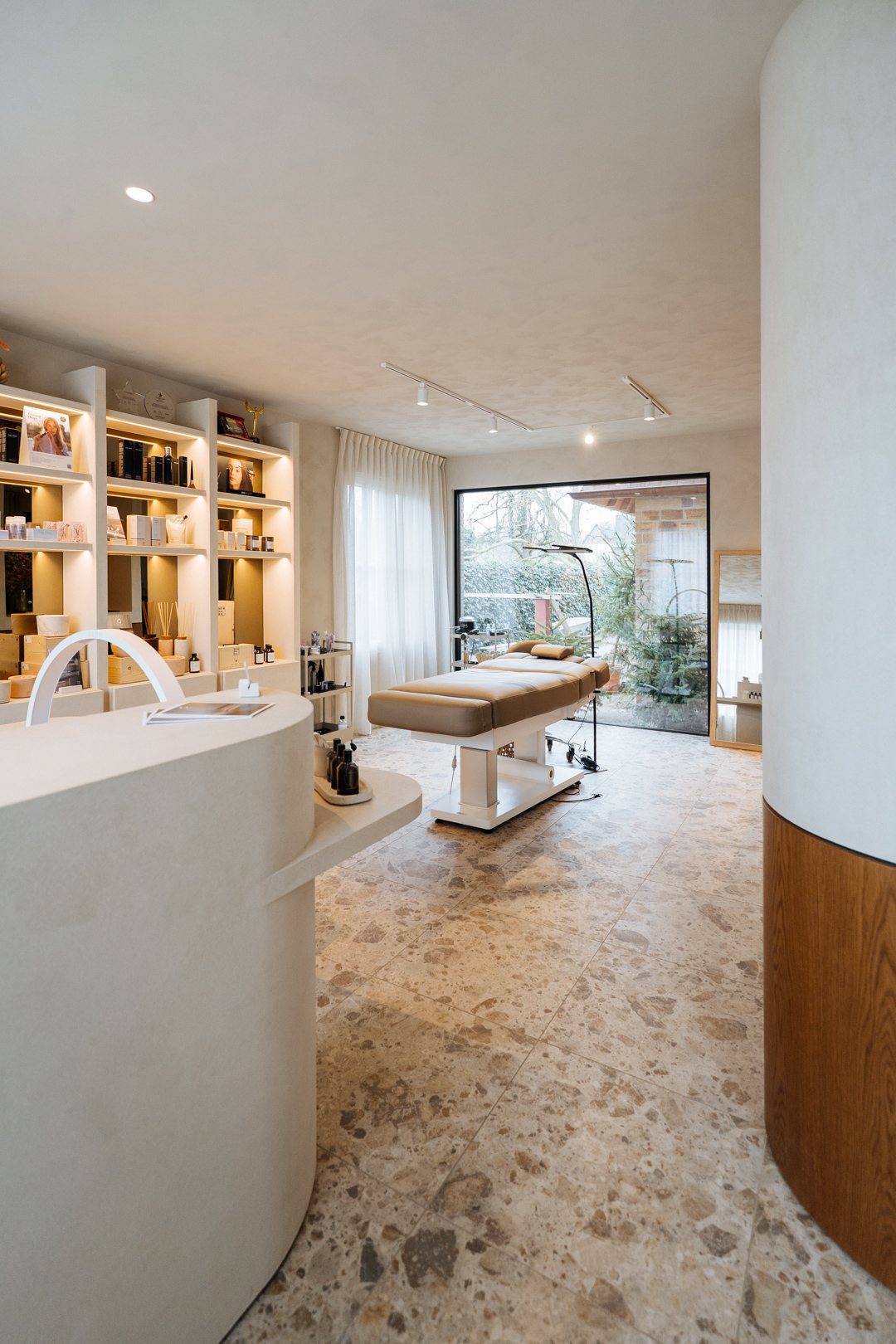 Salon met balie in Mono-Stone XL