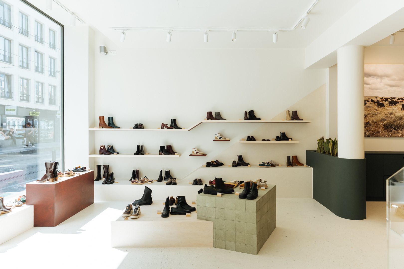 Winkel met naadloze vloer in Micro-Stone en groene kasten